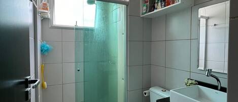 Douche, sèche-cheveux, bidet, serviettes fournies