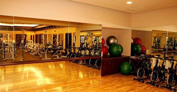 A gym with exercise equipment, a wooden floor, and a large mirror. - 3BDOceanview Villa at MontecristoEstates (Cabo San Lucas)