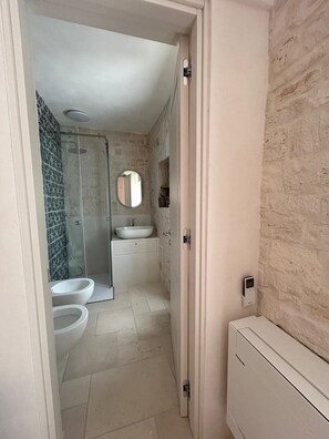 Dusche, Haartrockner, Bidet, Handtücher
