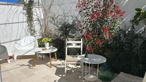 Outdoor dining - Montesanto 60 Suite in the historic center of Alberobello (Alberobello)