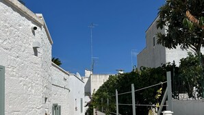 A white building with a sign reading "Montesanto 60". - Montesanto 60 Suite in the historic center of Alberobello (Alberobello)