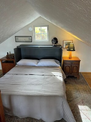 3 bedrooms, desk, WiFi, bed sheets