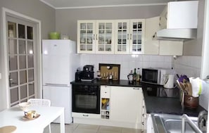 Microwave, oven, stovetop, dishwasher - House in center of deauville near place Morny with garden and garage. (Deauville)