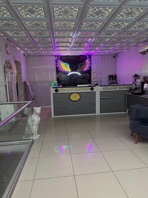 A reception area with a modern design, featuring a reception desk, a decorative ceiling, and a glass railing. - Arena Apart Otel  (Istanbul)