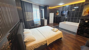 Deluxe Double Room | Soundproofing, WiFi (free)