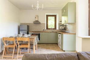 Fridge, oven, stovetop, coffee/tea maker
