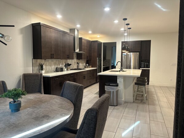 電子レンジ、オーブン、コンロ、食器洗い機