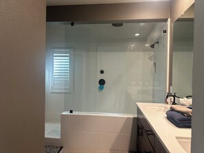 Dusche, Haartrockner, Bidet, Handtücher
