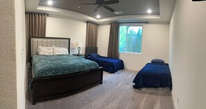 4 habitaciones, tabla de planchar con plancha, wifi y ropa de cama 