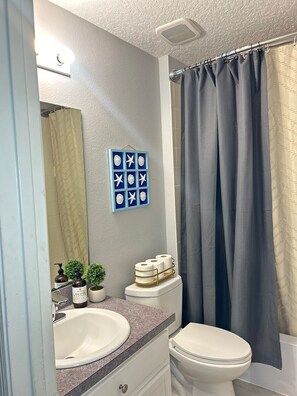 Regadera, toallas, jabón, papel de baño 