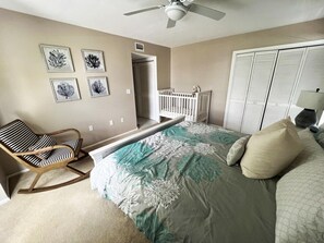 2 Schlafzimmer, Schreibtisch, Bettwäsche