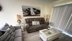 Living area - Lemon Bayview Villa - Heated Pool - Tennis - Dock (Englewood)