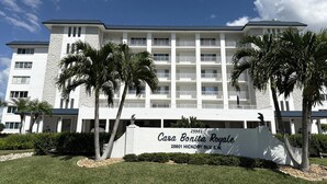 Ett hotell med flera våningar, med en skylt som visar texten: ”Casa Bonita Royale 25901 Hickory BLV, S.W.”