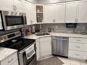 Kylskåp, mikrovågsugn, ugn och spishäll