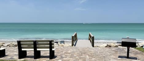 Una spiaggia nelle vicinanze