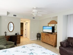 3 bedrooms, WiFi, bed sheets - Stylish Gulf Condo - Walk to Beach, Pool & Dining (Englewood)