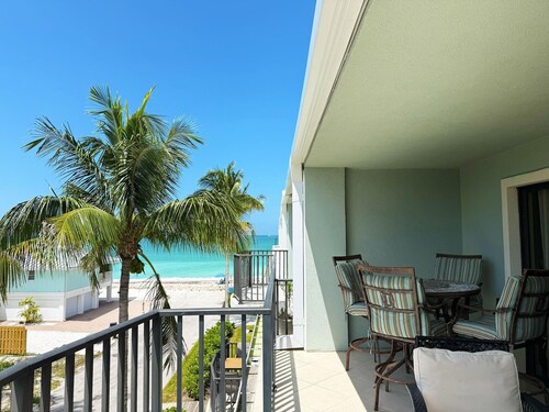 The Palms – 3BR Condo with Balcony & Pool