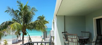 The Palms – 3BR Condo with Balcony & Pool