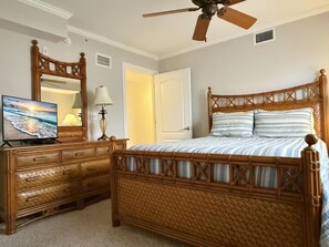 3 bedrooms, WiFi, bed sheets - The Palms – 3BR Condo with Balcony & Pool (Englewood)