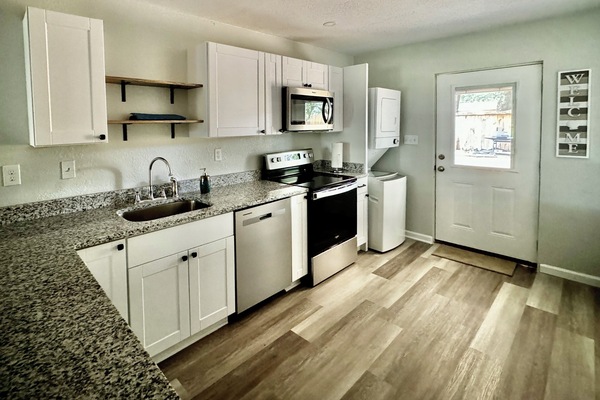 Een koelkast, een magnetron, een oven, een kookplaat