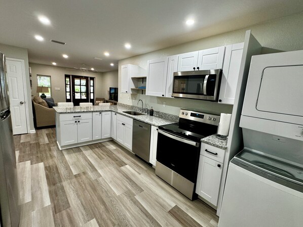 Fridge, microwave, oven, stovetop - Charming 2-bedroom cottage with full kitchen and WiFi in Pensacola. Sleeps 4. (Pensacola)