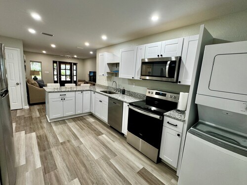 Charming 2-bedroom cottage with full kitchen and WiFi in Pensacola. Sleeps 4.