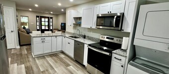 Charming 2-bedroom cottage with full kitchen and WiFi in Pensacola. Sleeps 4.