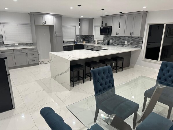 Private kitchen - Charming 2-Bed  Home With Pool (Fort Myers)