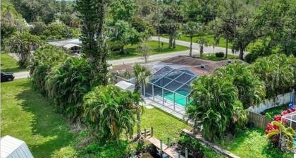 Charming 2-Bed  Home With Pool