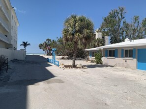 Property grounds - Bunk Up by the Beach – 3BR Just Steps to Beach (Englewood)