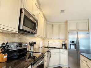 Refrigerador, microondas, horno, placa de cocina
