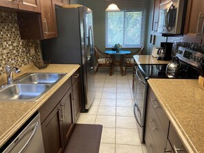 Fridge, microwave, oven, stovetop - Tamarind 2BR+Loft - Bay Views & Sun Deck (Englewood)