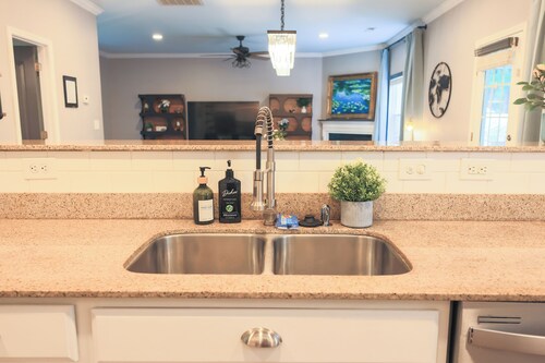 Luxury 3King 4FullSize GameRoom FencedYard Grill 5-SmartTV Safe&Quiet Area