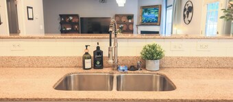 Luxury 3King 4FullSize GameRoom FencedYard Grill 5-SmartTV Safe&Quiet Area