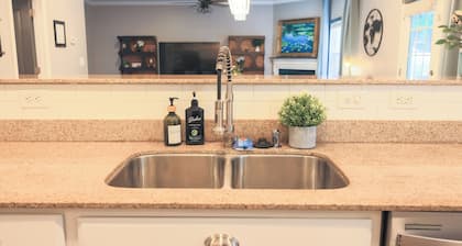 Luxury 3King 4FullSize GameRoom FencedYard Grill 5-SmartTV Safe&Quiet Area