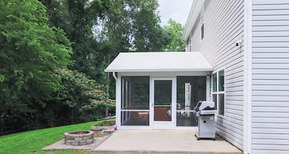 Luxury 3King 4FullSize GameRoom FencedYard Grill 5-SmartTV Safe&Quiet Area
