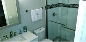 Shower, hair dryer, towels - Renovated 3 BR villa in Naples, west of 41, close to beach and onsite club (Naples)