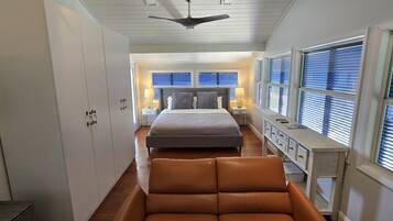 5 dormitorios, caja fuerte, escritorio y tabla de planchar con plancha