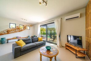 Smart TV - Villa Thalassa Ixia by Villa Plus (Ialysos)