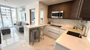 Kjøleskap, mikrobølgeovn, kokeplater og kaffetrakter/tekoker