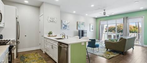 冷蔵庫、電子レンジ、オーブン、コンロ