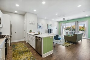 Réfrigérateur, micro-ondes, four, plaque de cuisson