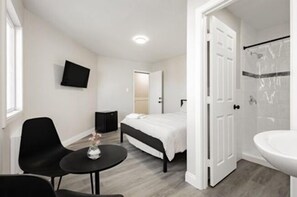 Classic Double Room | Meja, ruang kerja komputer riba, Wi-fi percuma, cadar katil