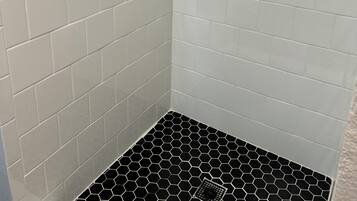 经典套房 | 浴室 | 淋浴设施、毛巾、肥皂、洗发水