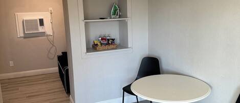 Classic Suite | Desk, laptop workspace, free WiFi, bed sheets