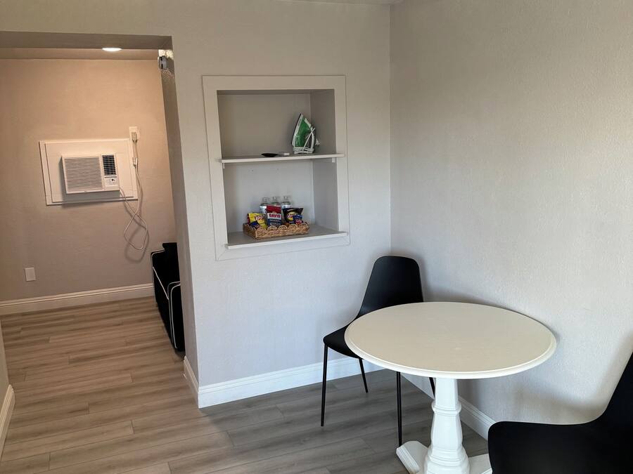 Classic Suite | Desk, laptop workspace, free WiFi, bed sheets
