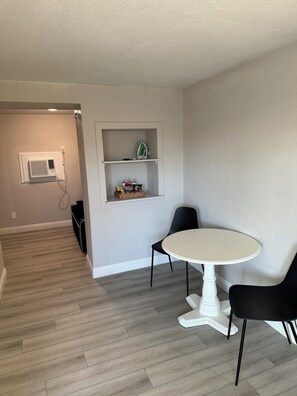 Classic Suite | Desk, laptop workspace, free WiFi, bed sheets