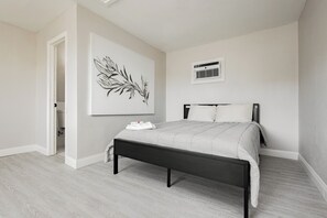 Classic Double Room | Desk, laptop workspace, free WiFi, bed sheets