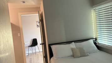 Escritorio, espacio para trabajar con laptop y wifi gratis