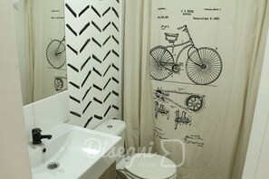 Secador de cabelo, toalhas de banho, sabonete, papel higiênico